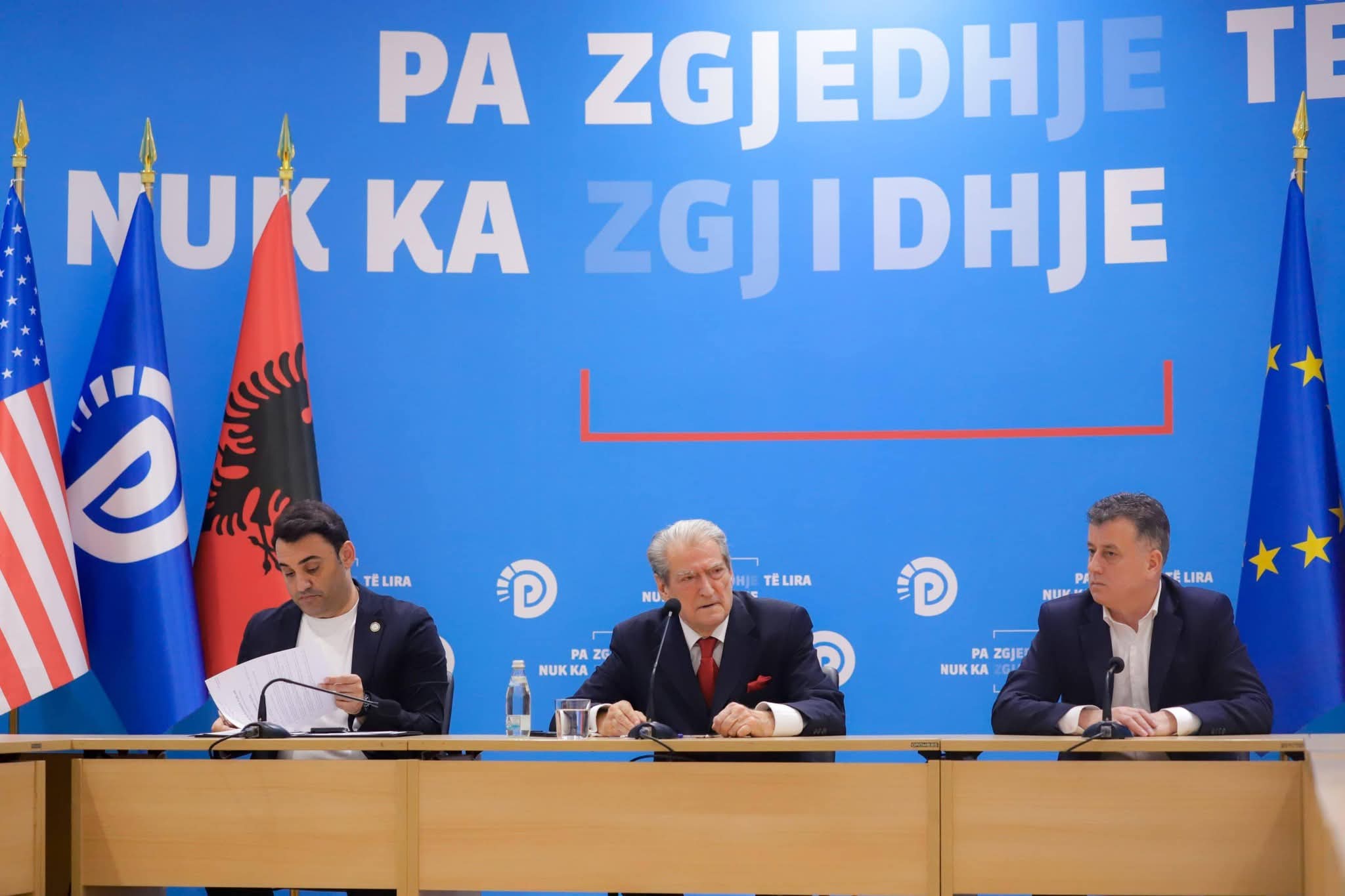 Ankimimi, komandimi dhe kriza! Si po e mbyt PD-ja vetveten