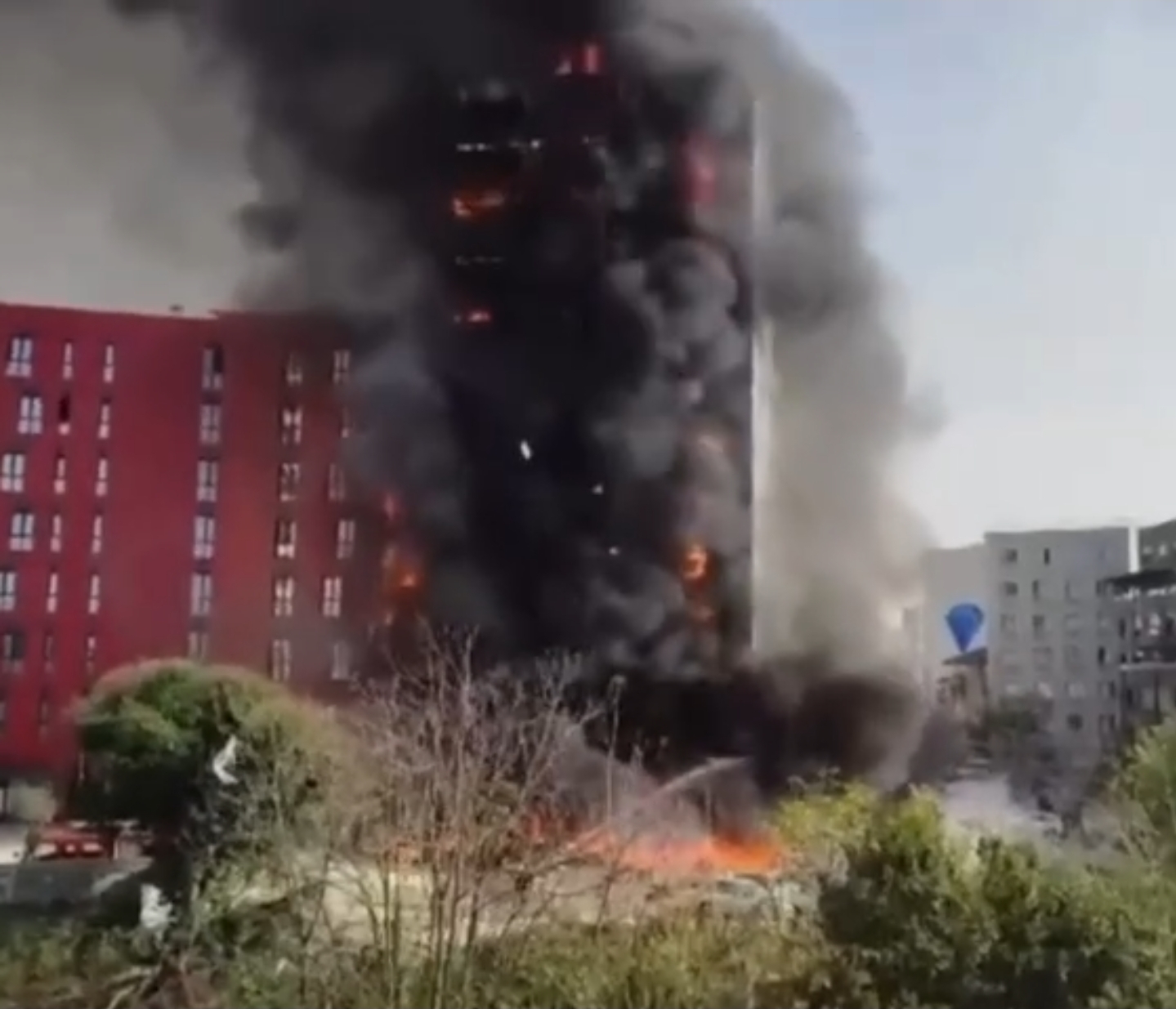 Digjet fasada e pallatit prane farmacise 10 Tiranë