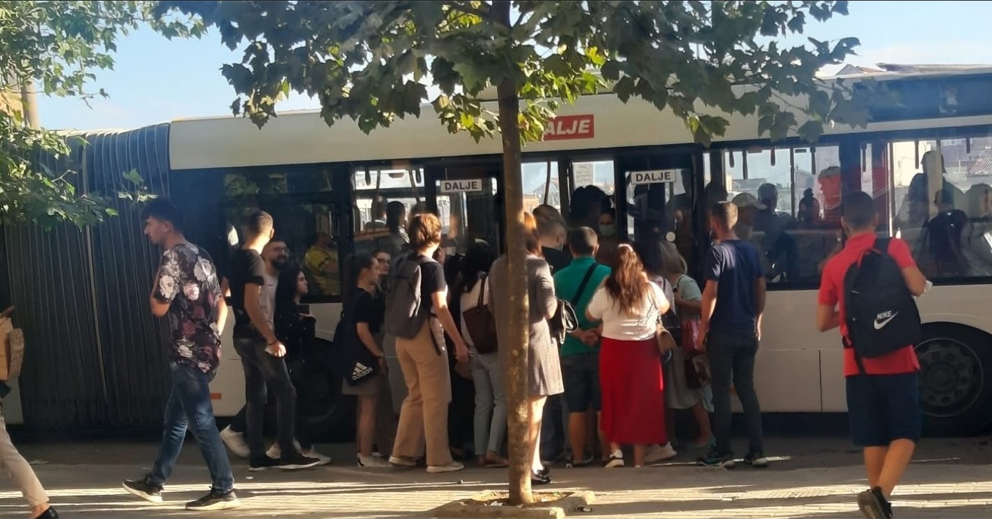 Nis reduktimi i shërbimit me 40%/ Kaos në transportin publik, qytetarët përballen me pritje në stacione dhe vonesa