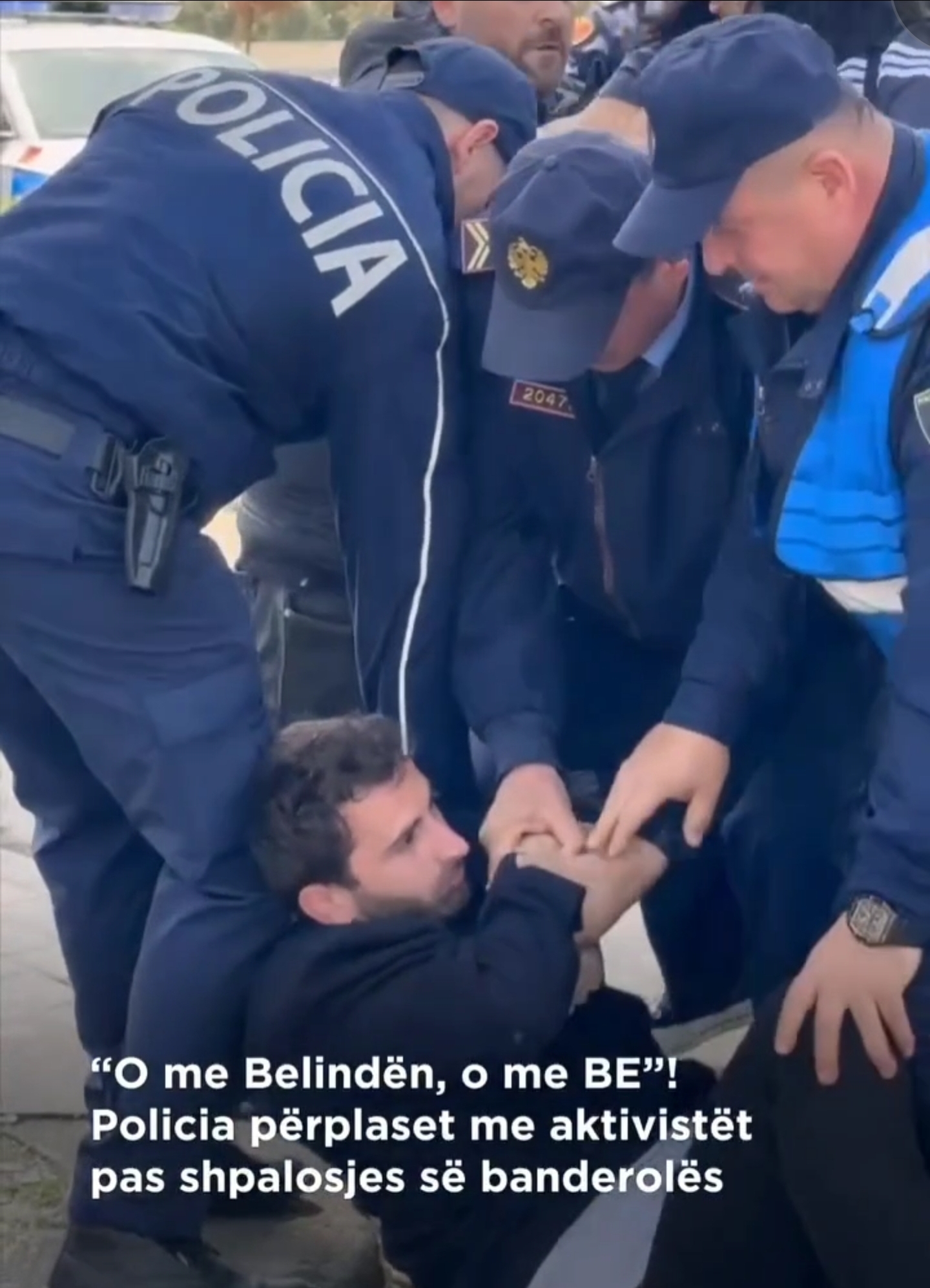 “O me Belindën, o me BE”! Policia përplaset me aktivistët pas shpalosjes së banderolës