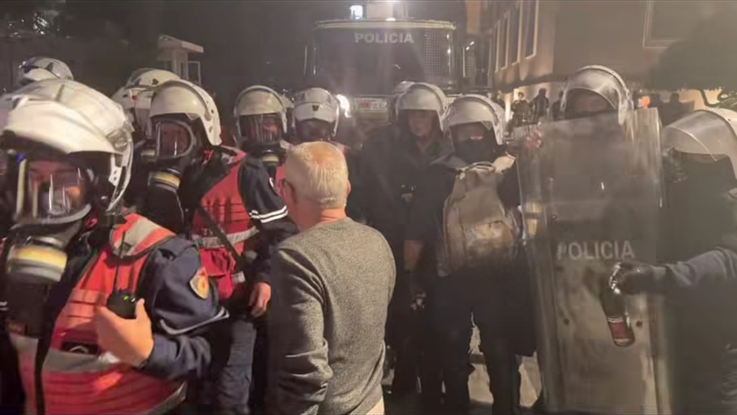 “Kape q.. robt” Policet tregojne forcen me te moshuarin. E shoqerojne pa asnje shkak. (VIDEO)