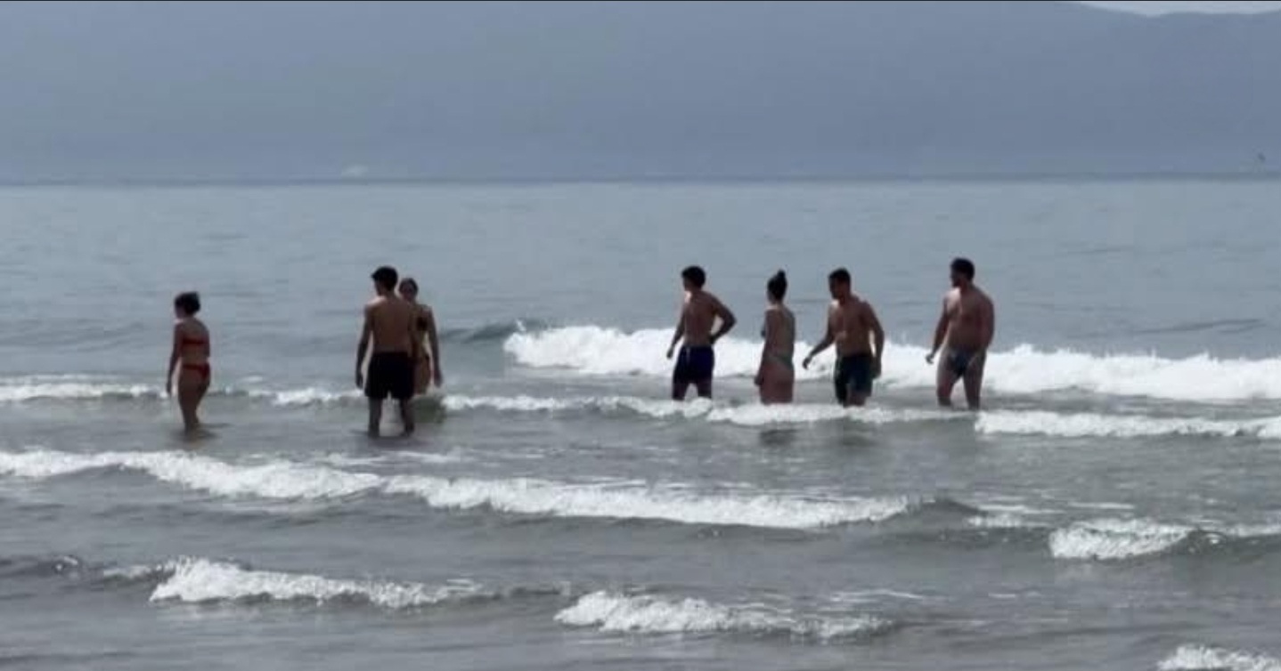 Temperaturat e larta kane bërë që shumë qytetarë t’i drejtohen bregdetit të Vlorës këtë fundjavë. Po kështu në qytet kanë mbërritur dhe turistë të huaj, sidomos të apasionuarit pas natyrës që udhëtojnë me kampera. Ata janë kryesisht nga Gjermania, Holanda dhe Zvicra dhe rrëfejnë për mikrofonin tonë eksperiencen në Jug.