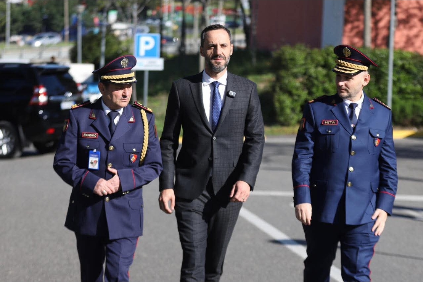 Besfort Lamallari paralajmëron përdoruesit e rrugës (VIDEO)