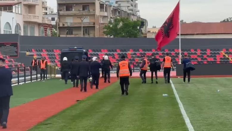 TENSIONE NË FUNDIN E NDESHJES NË VLORË, SULMOHEN ARBITRAT PAS FLAMURTARI-TEUTA