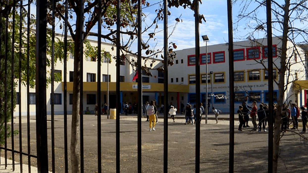 BIE NUMRI I TË DIPLOMUARVE NË SHKOLLA/ ARSIMI PARAUNIVERSITAR PËRBALLET ME TKURRJE