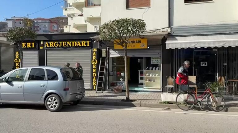 POGRADEC/ VIDHET GJATË NATËS NJË DYQAN BULMETI, ZHDUKET DJATHI DHE GJIZA
