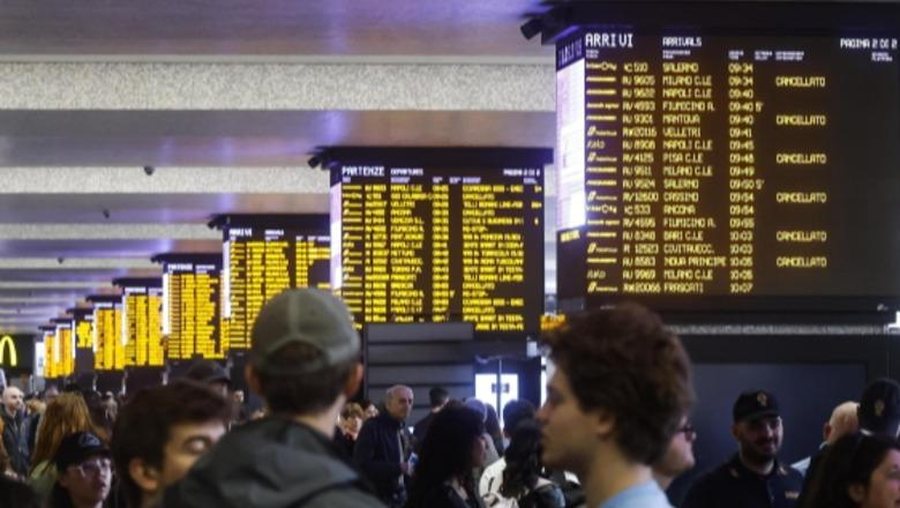 GREVA KOMBËTARE NË ITALI PREK TRANSPORTIN, SHKOLLAT DHE SPITALET