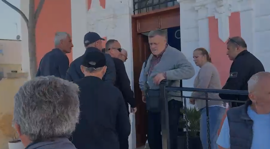 TREGTARËT PROTESTOJNË PARA BASHKISË PAS MBYLLJES SË TREGUT