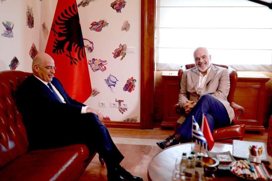 MINISTRI GREK I MBROJTJES VIZITON TIRANËN/ ATHINA KËRKON RIFILLIMIN E NEGOCIATAVE