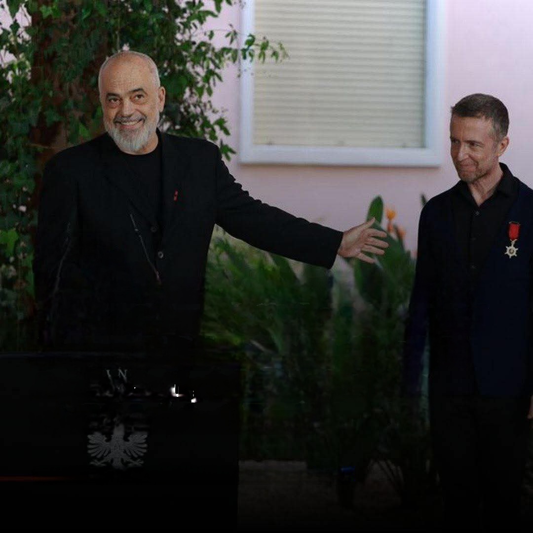 Rama dekoron Tedi Papavramin me “Yllin e Oficerit të Urdhrit Suprem të Shqiponjës”: Jam me fat që të njoh!