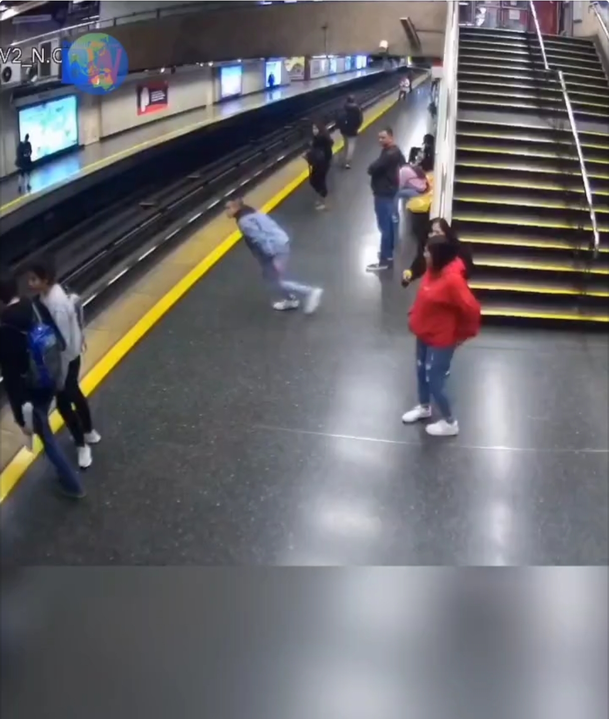 Pamje shokuese, ja momenti kur një person hidhet para trenit në Amerikë (Video)