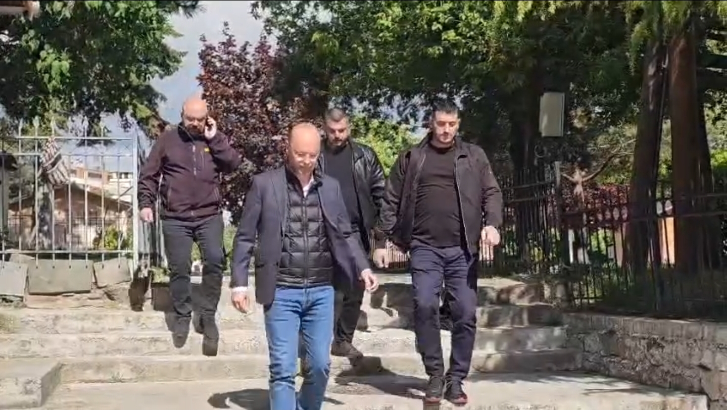 PAS PEZULLIMIT TË PROCESIT TË VOTIMIT, SHKAKTARI I PËRÇARJES SË PD KORÇË IVI KASO MBLEDH KANDIDATËT NË GARË (VIDEO)