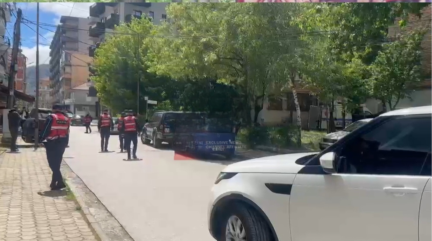 Alarm për eksploziv në Korçë, policia rrethon një automjet në lagjen 18