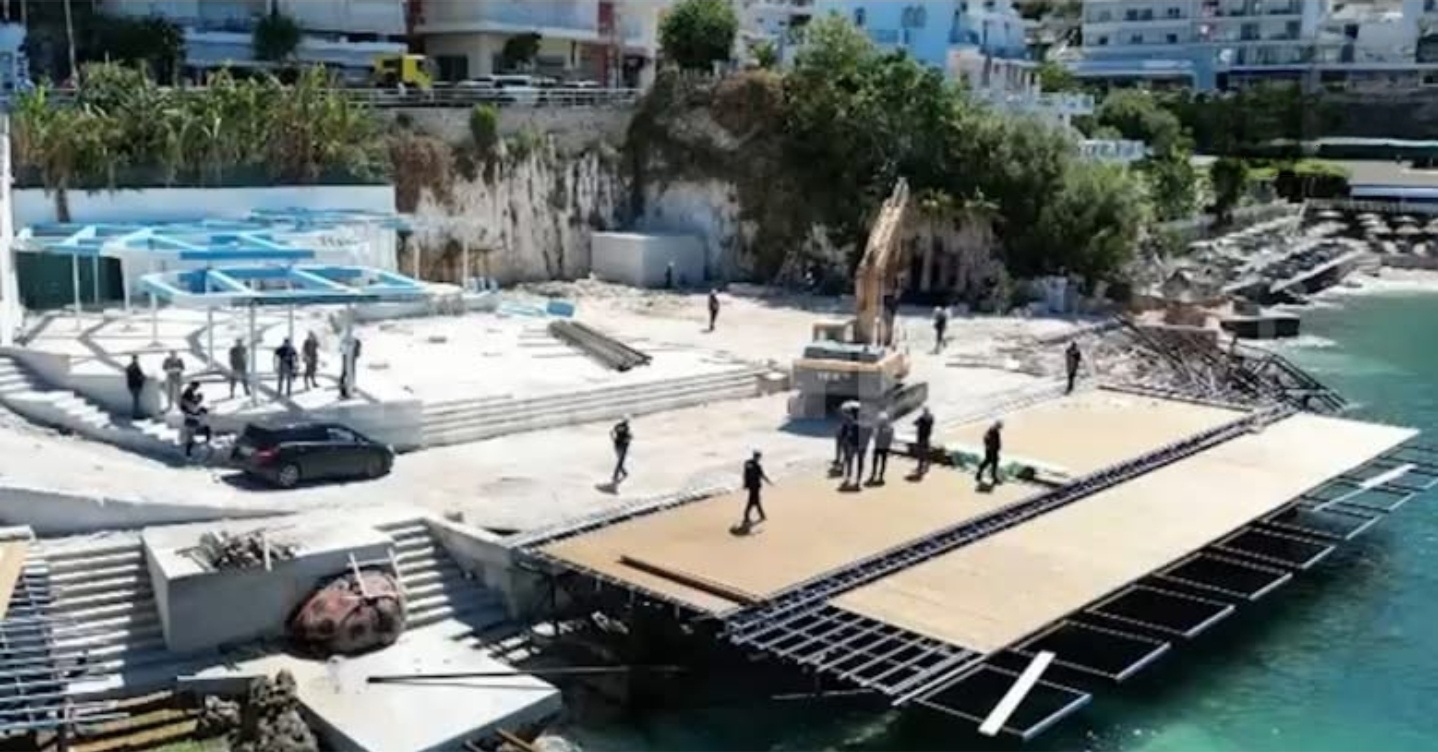 Shembet beach bar-i ‘Copacabana’ i lidhur me krimin në Sarandë, IKMT: Punimet pa leje, pronarja hoqi dorë nga shfrytëzimi i plazhit! 11.7 mln lekë gjobë