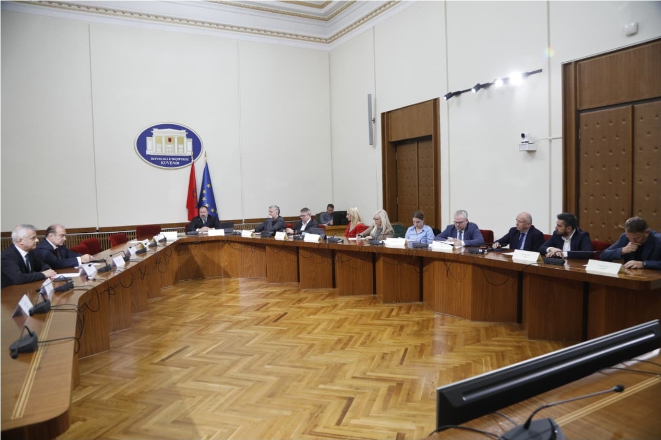 “Tangoja” e Radhës në Kurriz të Demokracisë! Pse Kombinimi i Reformës Territoriale me atë Zgjedhore po Shitet për Interesa Ditore?