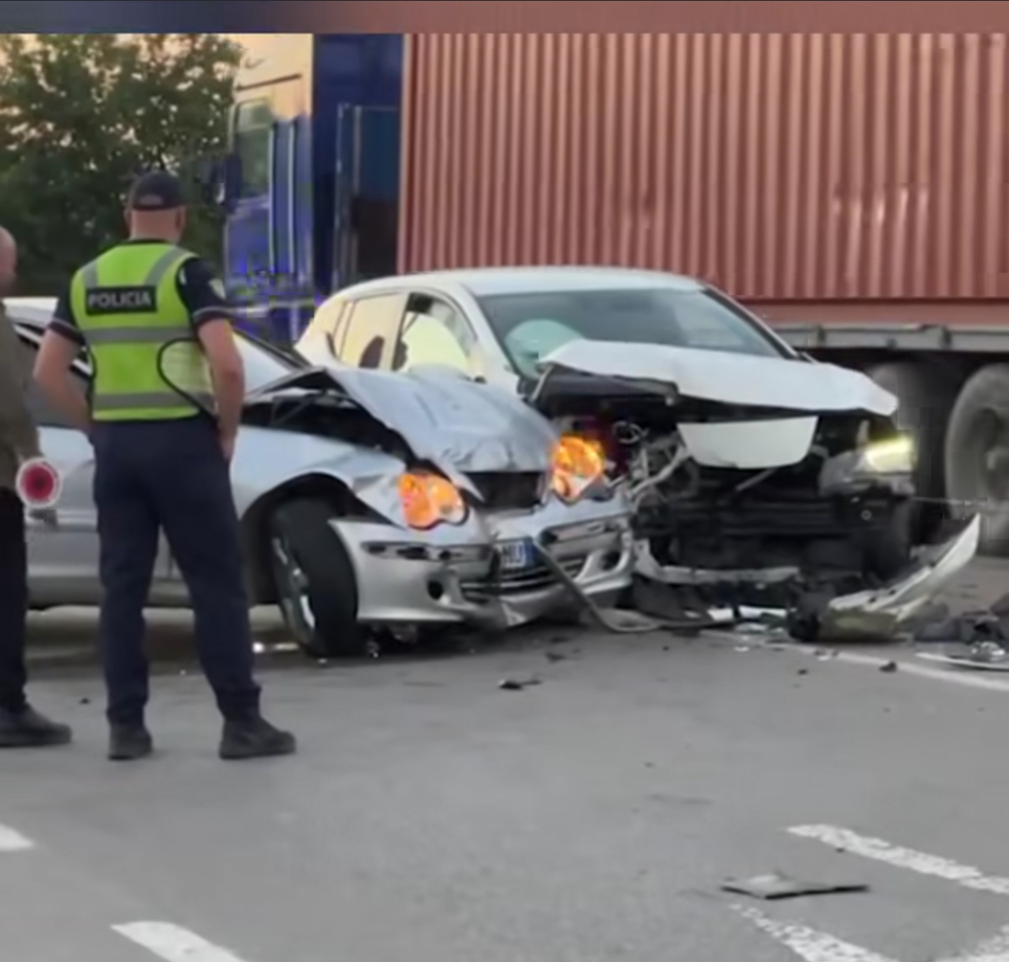 Shiste drogë në lokalin ku punonte si kamerier, përplasi policët gjatë tentativës për t’u arratisur dhe…! Zbardhet dinamika e ngjarjes së mbrëmshme në Korçë