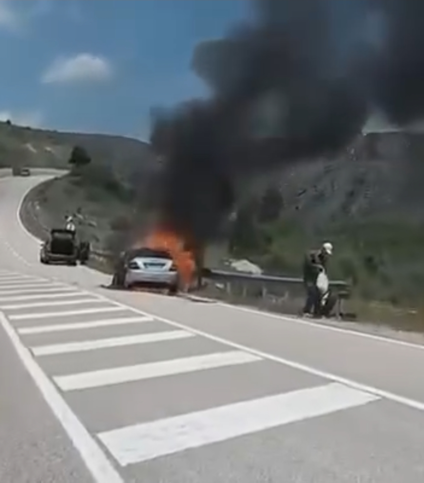 Një automjet përfshihet nga flakët në aksin rrugor Korçë-Ersekë
