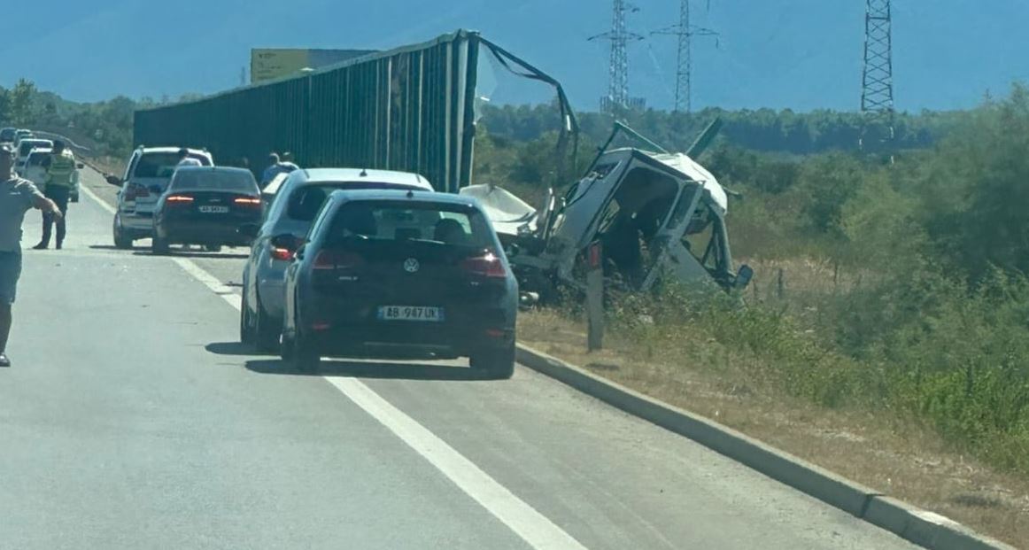AKSIDENT I RËNDË NË AUTOSTRADËN VLORË–FIER, PËRPLASEN TRE MJETE