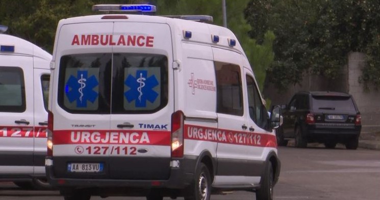 AKSIDENT TRAGJIK NË AKSIN BULQIZË-KLOS, HUMB JETËN NJË PASAGJER, KATËR TË PLAGOSUR