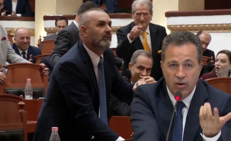 PËRPLASJE NË KUVEND/ MANJA I TREGON VENDIN PELESHIT
