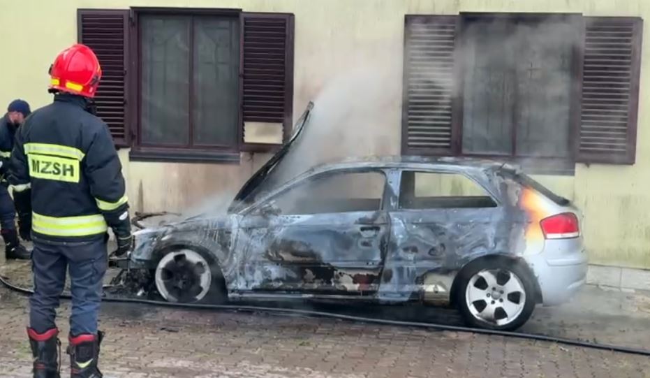 AUTOMJETI PËRFSHIHET NGA FLAKËT NË LEZHË, SHMANGET PËRHAPJA E ZJARRIT