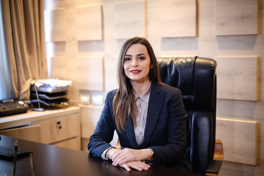 PEZULLOHET DEKANIA E FAKULTETIT TË DREJTËSISË, DORINA HOXHA