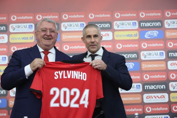 SYLVINHO LARGOHET NGA KOMBËTARJA, PO TRAJNERI I RI?