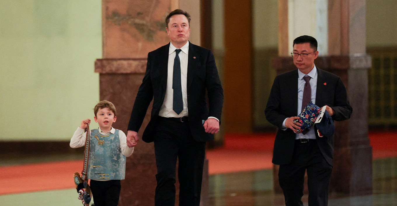 ELON MUSK TËRHEQ VËMENDJEN ME DJALI I TIJ I VOGËL NË PEKIN