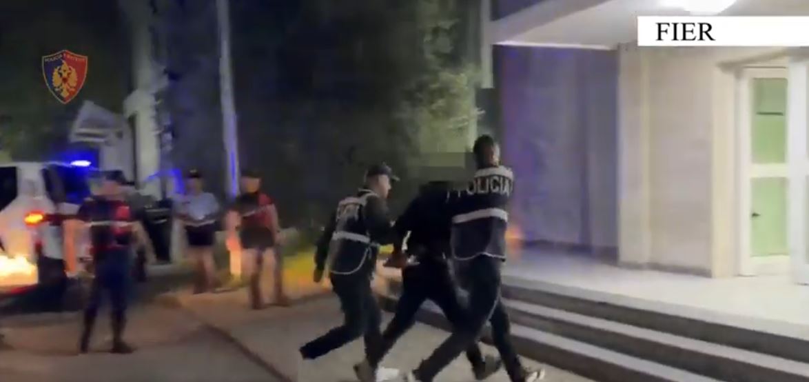 FIER/ OPERACIONI “NO GUNS 2”, ARRESTOHET 43-VJEÇARI ME DY KALLASHNIKOVË NË BANESË