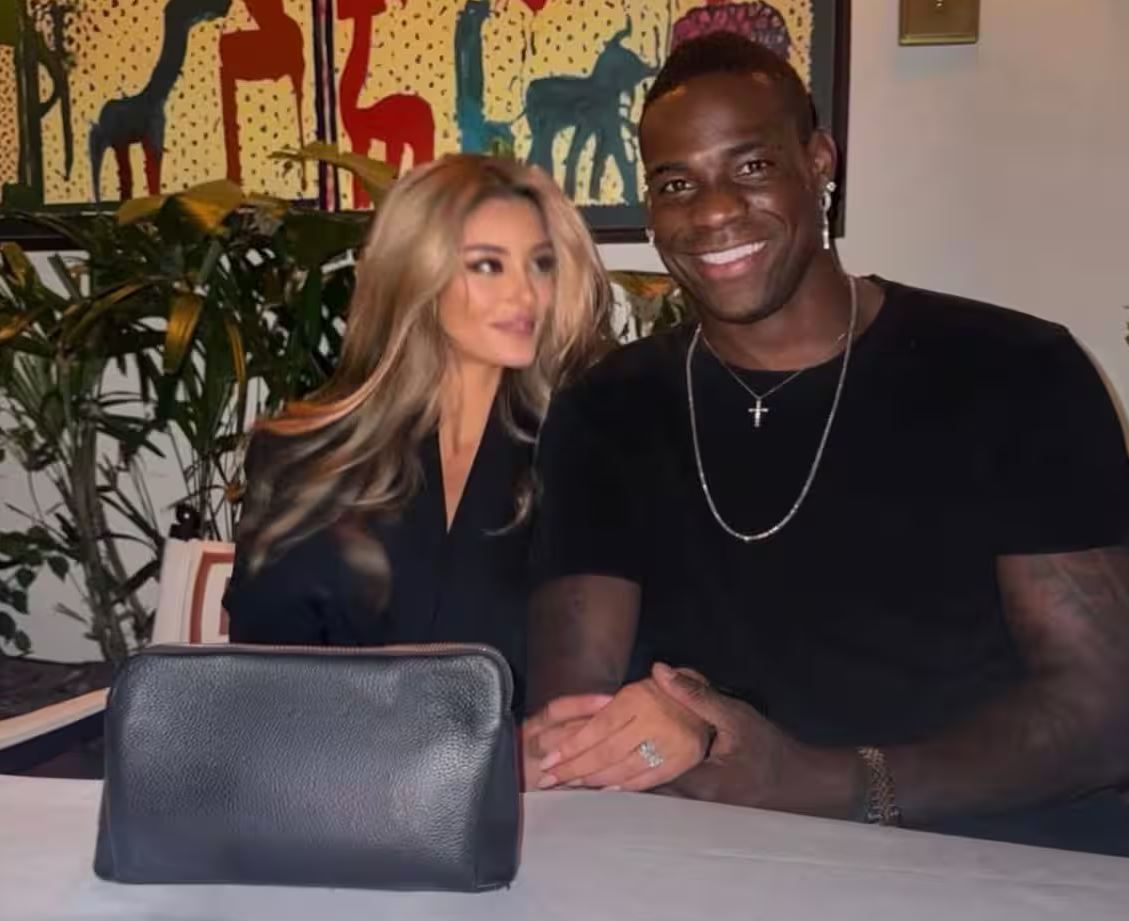 MARIO BALOTELI ZYRTARIZON LIDHJEN E RE/ FUTBOLLISTI ITALIAN SHFAQET PUBLIKISHT ME ANXHELIKA MOÇIAN