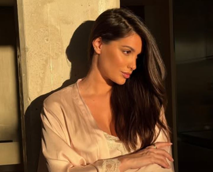 TENTATIVË GRABITJEJE NË SHTËPINË E PAVARD, GRUAJA E TIJ, MODELJA SHQIPTARE “LARGON” HAJDUTËT
