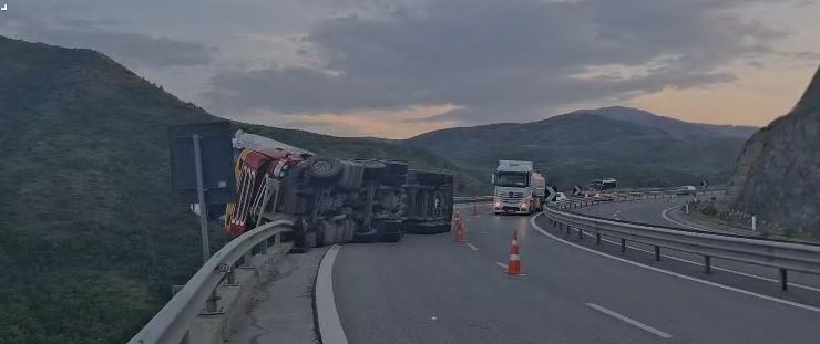 KAMION SHPËTOI NGA RËNIA NË HUMNERË, ÇFARË NDODHI NË KOLSH?