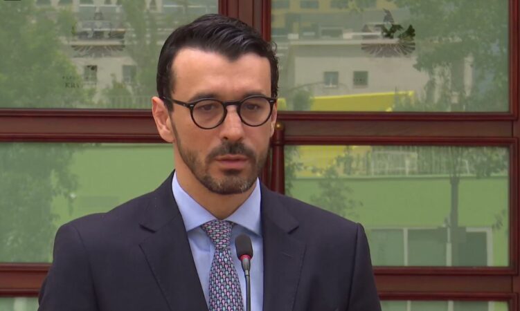 QEVERIA MIRATON PAKETË MBËSHTETËSE PËR TRANSPORTIN PUBLIK, KOMPENSIM 50 LEKË PËR LITËR KARBURANT