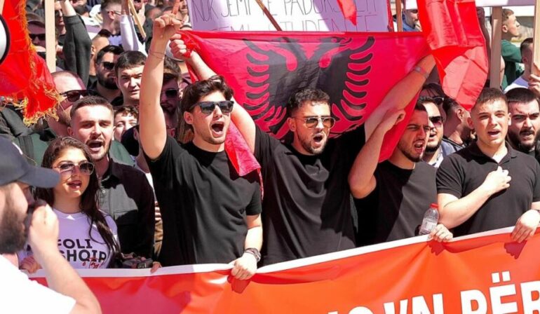 STUDENTËT SHQIPTARË PROTESTOJNË NË SHKUP PËR PROVIMIN E JURISPRUDENCËS NË GJUHËN SHQIPE