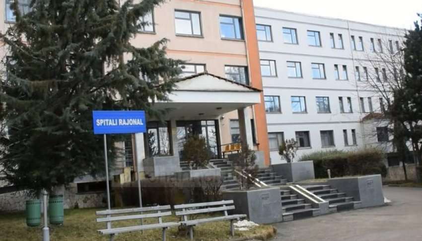 SKANDAL NË SPITALIN E KORÇËS: “SHËNDETËSIA FALAS” NË MËSHIRË TË FATIT DHE QYTETARET ME SYTË NGA ZOTI!
