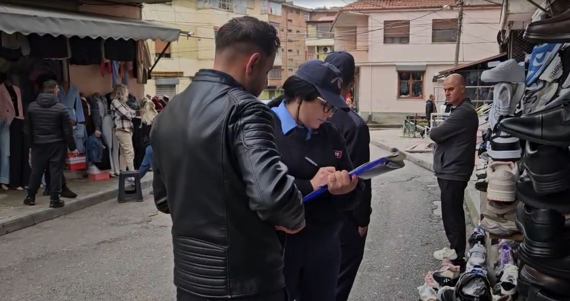 KORÇË/ TREGTARËT NË TREGUN MAQEDONAS PROTESTOJNË NDAJ GJOBAVE. ULIN QEPENAT NË SHENJË REVOLTE