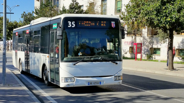 PAGESAT ME KARTË NË AUTOBUS RREZIKOJNË RRITJEN E ÇMIMIT TË BILETËS NË 70 LEKË