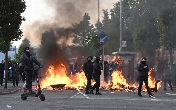 TENSIONE NË BELFAST, PROTESTA ANTI-EMIGRANTË PËRSHKALLËZOHEN NË DHUNË DHE ZJARRVËNIE