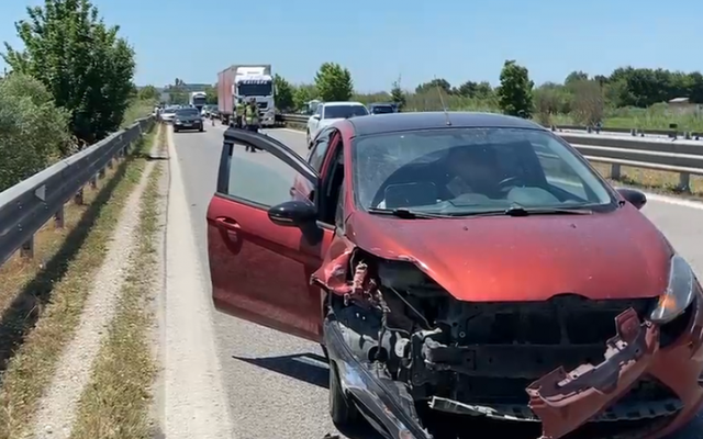 AKSIDENT NË AUTOSTRADËN FIER-LUSHNJË, DY TË PLAGOSUR PAS PËRPLASJES SË AUTOMJETEVE