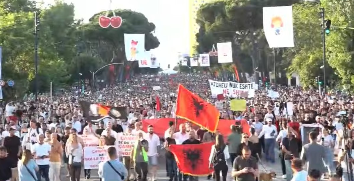 PROTESTUESIT PUBLIKOJNË KËRKESAT