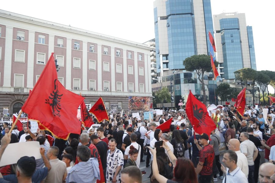 “PA DORËHEQJE S’KA DIALOG”, VAZHDOI ME SUKSES EDHE DITA E TRETË E PROTESTËS