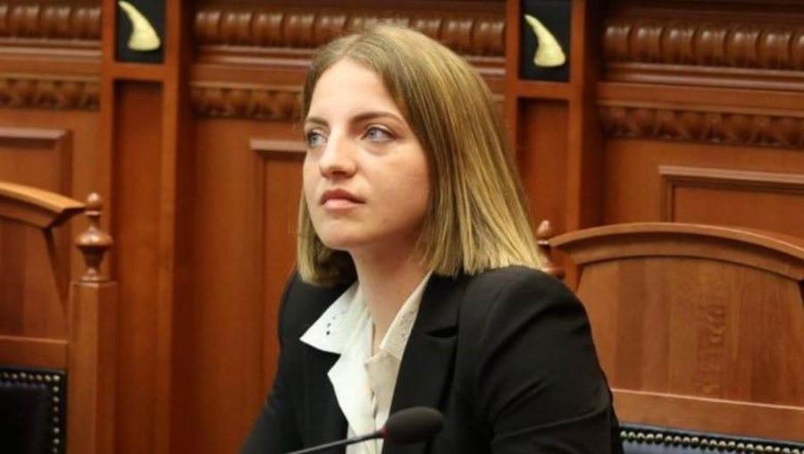 DEPUTETJA MARJANA KOÇEKU AKUZON PËR KËRCËNIME DHE PARALAJMËRON REAGIM NDAJ FAMILJES SË SAJ