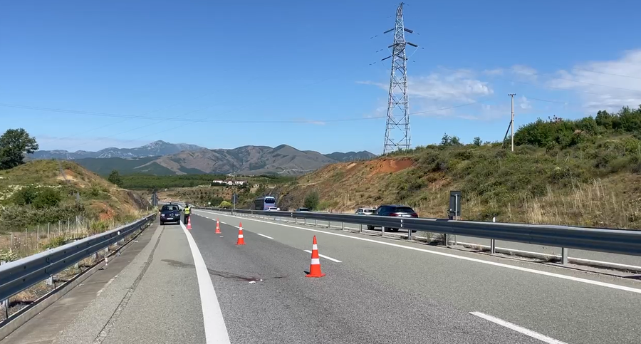 AKSIDENT TRAGJIK NË RRUGËN E KOMBIT, NJË KËMBËSOR NGA KOSOVA PËRPLASET PËR VDEKJE