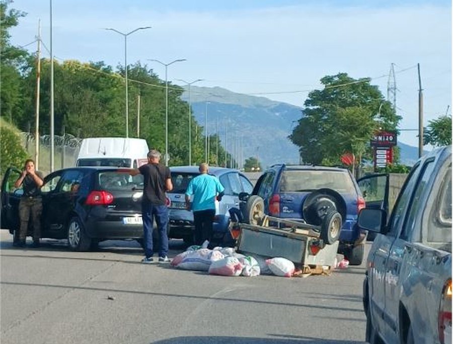 AKSIDENT NË AKSIN GJIROKASTËR-TEPELENË, PËRPLASEN TRE AUTOMJETE