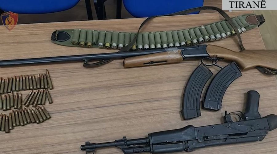 OPERACIONI “GUNS” NË VAQARR, ARRESTOHET 43-VJEÇARI NË ALLGJATË – I GJENDET KALLASHNIKOV DHE MUNICION NË BANESË