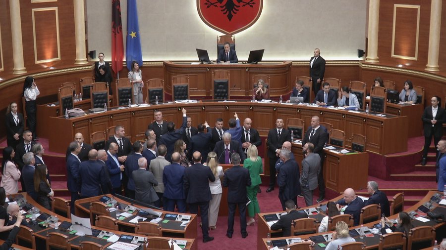 PËRPLASJE NË KUVEND, PD BLLOKON FOLTOREN GJATË RAPORTIMIT PËR INTEGRIMIN NË BE/ NDËRPRITET SEANCA DY HERË