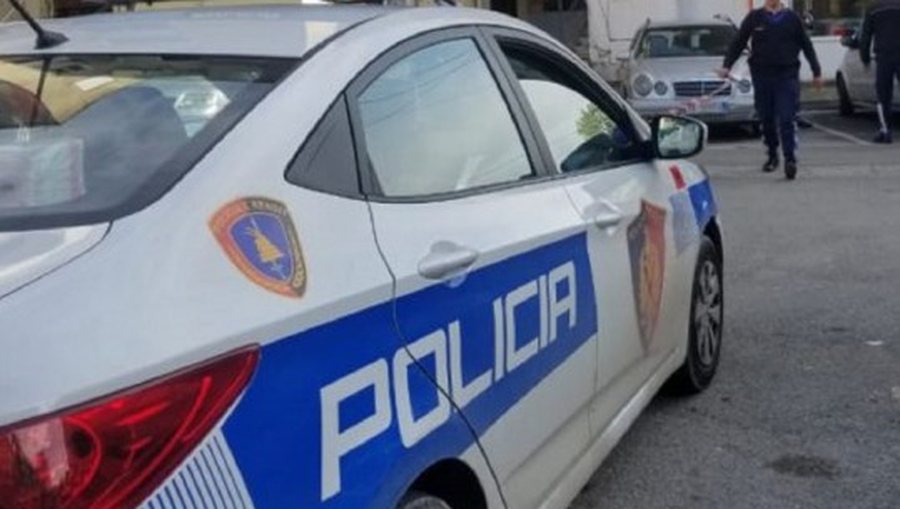 TIRANË/ ARRESTOHEN DY PERSONA, DYSHOHET SE MBAJTËN PENG DHE KËRCËNUAN NJË KLIENTE NË DYQAN