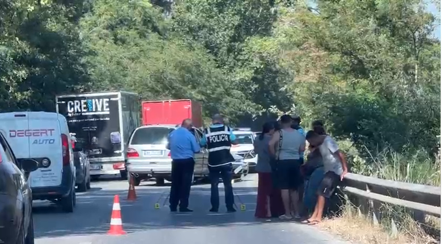 AKSIDENT NË AKSIN FIER–LEVAN, DY TË PLAGOSUR PAS PËRPLASJES SË AUTOMJETEVE