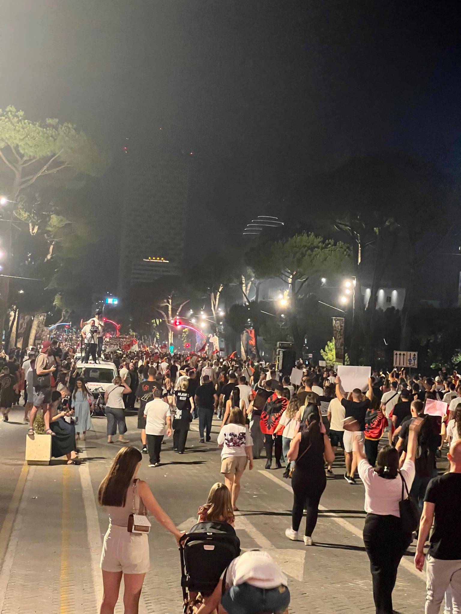 Përtej largimit dhe burgut! Revolta e rrugës dhe transformimi politik