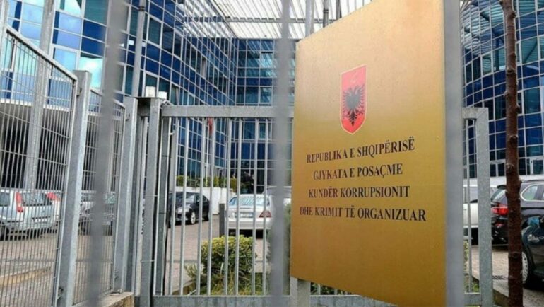 GJKKO DËNON 13 TË PANDEHUR PËR ORGANIZATË TERRORISTE, DERI NË 10 VITE BURG PËR VËLLEZËRIT KACA